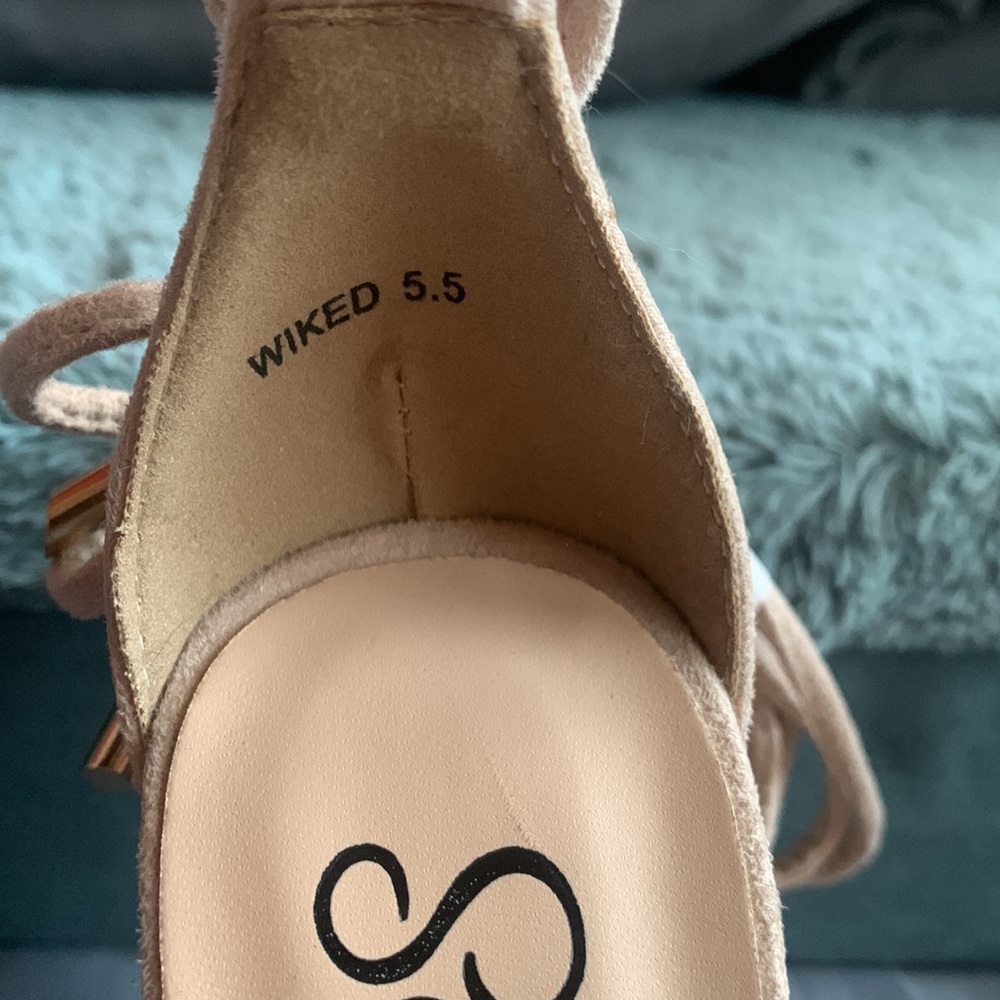 Women’s heels, size 5.5 - Picture 5 of 5